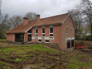 Transformation d’une habitation avec toiture a versants en toit plat – Tournai